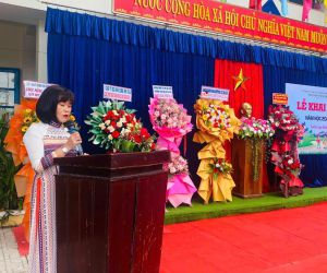 Cô Vân Phó hiệu trưởng đọc thư của chủ tịch nước