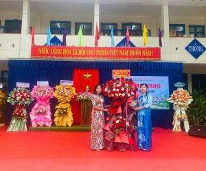 nhận hoa chúc mừng